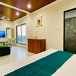 Stay 10 Parallel Apartment Hotel