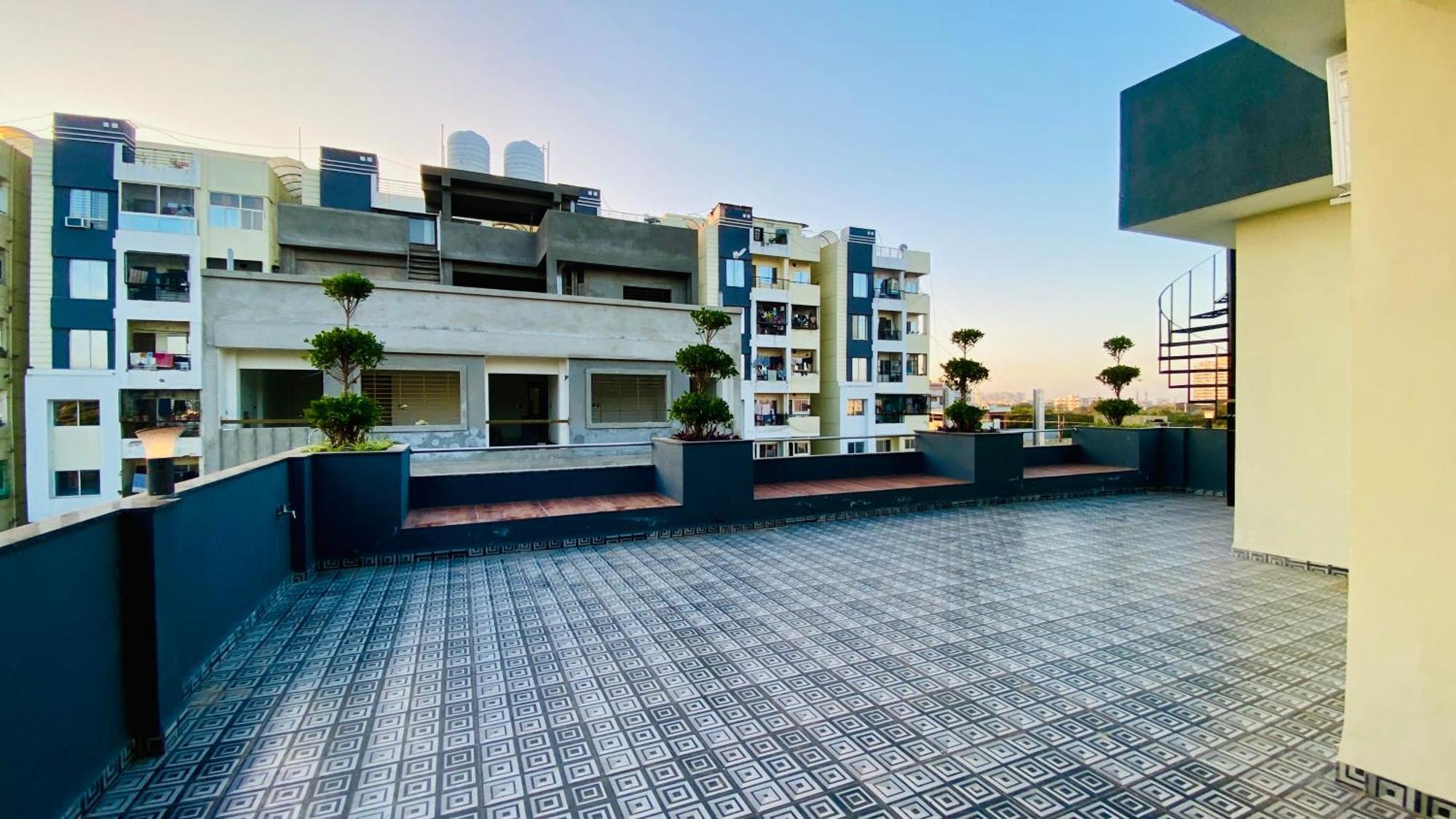 10 Parallel Apartment